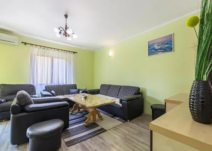 2 Bedroom Cozy In Apartament