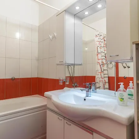 2 Bedroom Cozy In