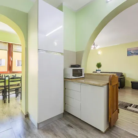 2 Bedroom Cozy Apartment In Pula