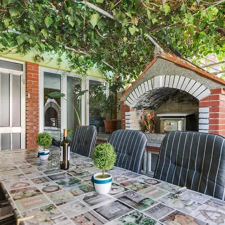 2 Bedroom Cozy Apartment In Pula Pula