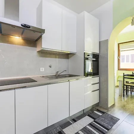 2 Bedroom Cozy Apartment In Pula Pula