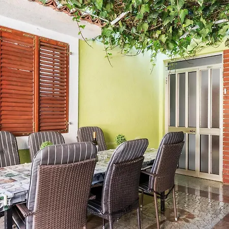 2 Bedroom Cozy Apartment In Pula *