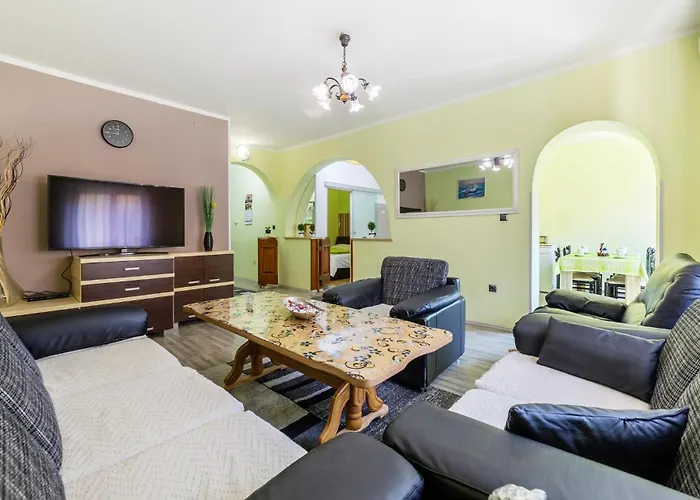 2 Bedroom Cozy In Appartement