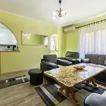 Apartman 2 Bedroom Cozy In Póla