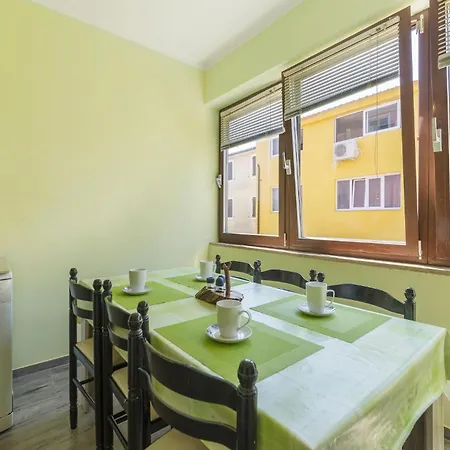 2 Bedroom Cozy Apartment In Pula Pula