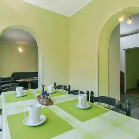 2 Bedroom Cozy Apartment In Pula