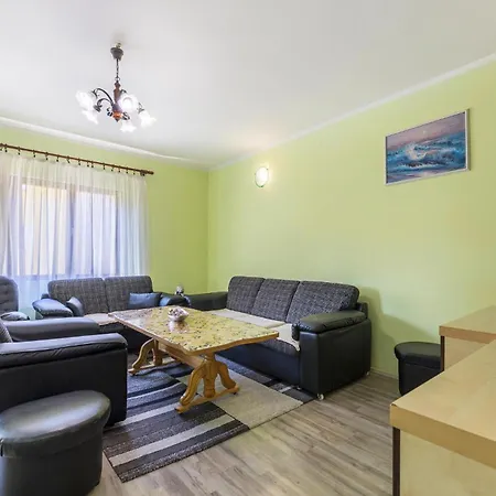 2 Bedroom Cozy Apartment In Pula Apartman
