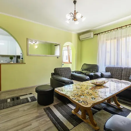 Apartman 2 Bedroom Cozy Apartment In Pula Pula