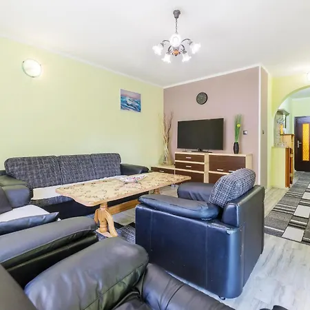 2 Bedroom Cozy Apartment In Pula *