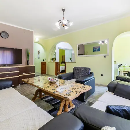 2 Bedroom Cozy Apartment In Pula Apartman